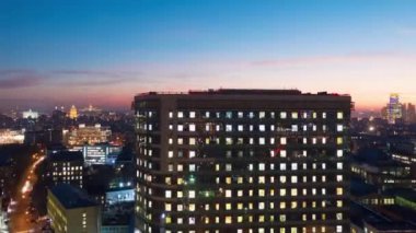 Akşam Moskova şehir merkezinin güzel hareket timelapse, yukarıdan görünümü. Binalar, sokaklar ve trafik ve parlak gün batımı ışıltılı ışıkları ile Moskova Pitoresk hava panorama.