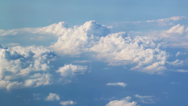 飞过美丽的阳光明媚的云景 在纯净的阳光下 在清澈的蓝天上 浓密的蓬松云彩从左向右移动的壮丽全景 从飞机窗口查看 — 图库视频影像