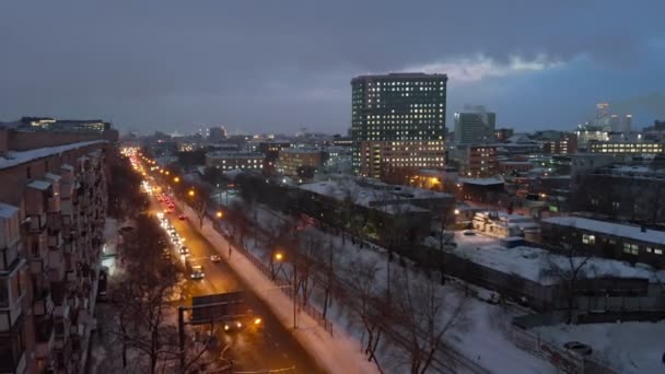 夕方のモスクワガーデンリングの空中撮影 夕焼けと街のライトは 鳥の目のビューから 夕暮れ時のモスクワ市 — ストック動画