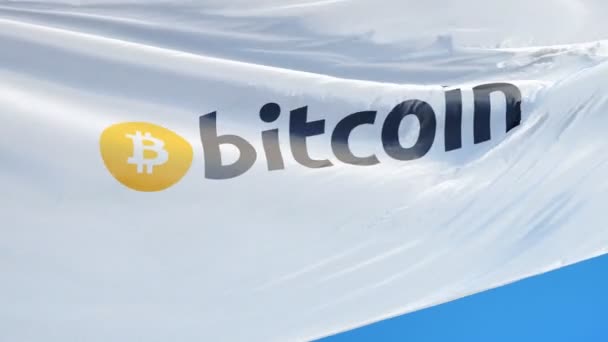 Bandera Del Logotipo Bitcoin Ondeando Cámara Lenta Contra Cielo Azul — Vídeos de Stock