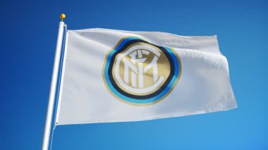 İtalya Milano Temmuz 2018: Inter Milan bayrağı mavi gökyüzüne karşı yavaş hareket, editoryal animasyon, sorunsuz döngülü, yakın çekim, alfa kanalda izole sallayarak.