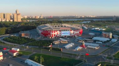Rusya Moskova Mayıs 2018: Stadium Discovery Arena etrafında uçan. Ufukta park manzarası ve nehir ile pitoresk şehir manzarası. Şehirde güzel gün batımı.