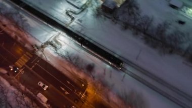 Moskova gece hava demiryolları boyunca vurdu, Rus banliyö trendemiryolları istasyonu bırakır, akşam Rus başkenti şehirlermanzarası.