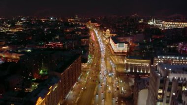 Moskova Bahçe Ring'in havadan vurulması. Geceleri şehir ışıkları. Moskova şehir merkezinde yoğun trafik.
