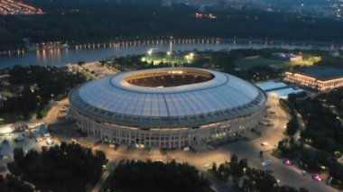 Geç akşam stadyum Luzhniki üzerinde uçan. Gecenin ışıkları Moskova ve en önemli şehir otoyollarından biri. Ufukta Moskova-şehir kuleleri.