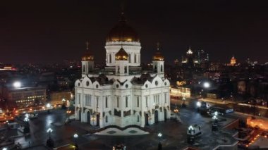 Moskova'daki Kurtarıcı İsa Katedrali'nin etrafında uçuyor. Gece şehir hayatının parlak ışıkları. Gece şehir panoraması.
