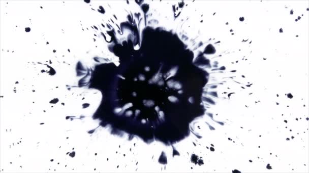 Красиві Акварельні Чорнила Падають Білий Папір Фарба Кровоточить Блум Розширенням — стокове відео