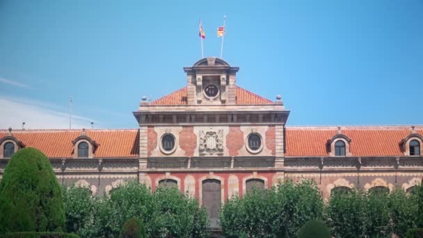바르셀로나 카탈로니아 스페인 2018 건물의 상단에 바람에 스페인과 카탈로니아의 국기와 — 비디오