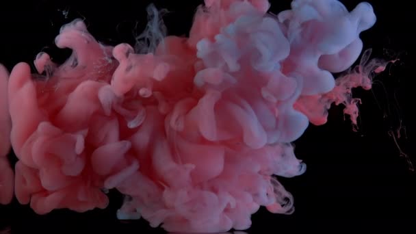 色付きのアクリル雲抽象煙爆発アニメーション クローズアップビュー — ストック動画