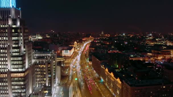 夜遅くにモスクワガーデンリングの空中撮影 夜の街灯 ビジネスセンター アーモリー タワー 照明付き窓と虹色のトップ — ストック動画