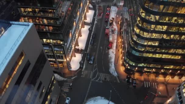 モスクワホワイトスクエアモダンビジネスセンター 冬の夜滑らかな空中ショット 交差点を移動する車と人 — ストック動画