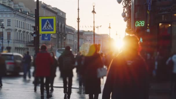 Abstrakte Aufnahme Einer Belebten Straße Bei Sonnenuntergang Menschen Die Slo — Stockvideo