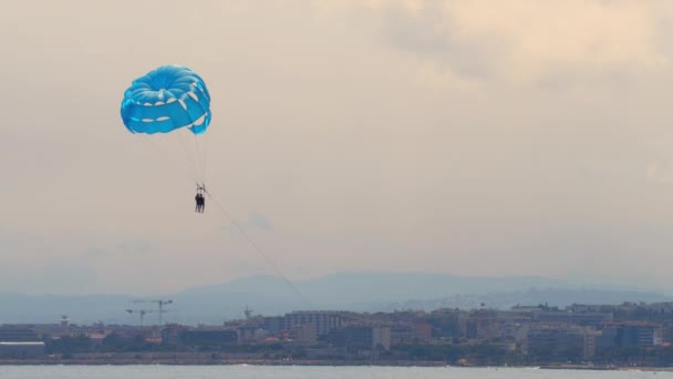 Les Gens Parachute Bleu Survolant Mer Avec Paysage Urbain Pittoresque — Video