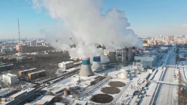 顺利的空中拍摄周围的工业工厂烟囱 密集的烟雾从莫斯科发电厂管道 空气污染阳光的景象 全球变暖 核生态污染 — 图库视频影像