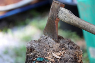 Baltayı güdük bir bıçakla bıçaklandı