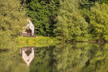 Göl kenarında küçük bir ev.