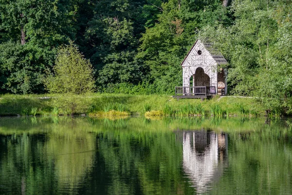 Mały Domek Nad Jeziorem — Zdjęcie stockowe