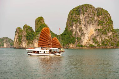 Halong Bay Vietnam UNESCO Dünya Miras Listesi ve Hanoi yanında en çok ziyaret edilen bir yer olduğunu.