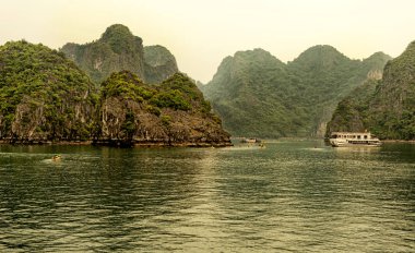 Halong Bay Vietnam UNESCO Dünya Miras Listesi ve Hanoi yanında en çok ziyaret edilen bir yer olduğunu.