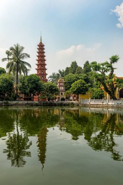 Tran Quoc Pagoda Hanoi, en eski Budist Tapınağı gölde üzerinden görünüm Hanoi batı gölünün Güneydoğu kıyıya yakın küçük bir ada üzerinde yer almaktadır. Aslında altıncı yüzyıldan döneminde İmparator Ly Nam de, 544 unt inşa