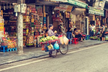 Hanoi, Vietnam - 27 Ekim 2017: Hanoi, Vietnam için Street satıcı onun bisiklet meyve satıyor.