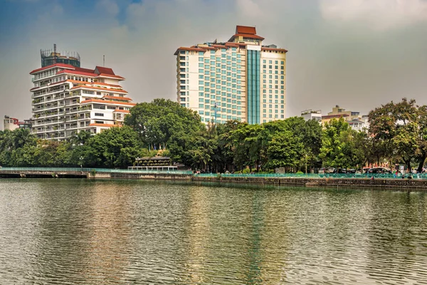 Edificios Modernos Ubicados Orillas Del Lago Más Grande Hanoi Lago —  Fotos de Stock