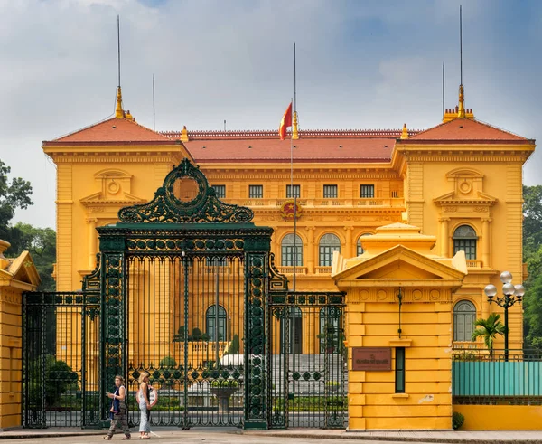 Hanoi Vietnam Ottobre 2017 Turisti Fronte Palazzo Presidenziale Del Vietnam — Foto Stock