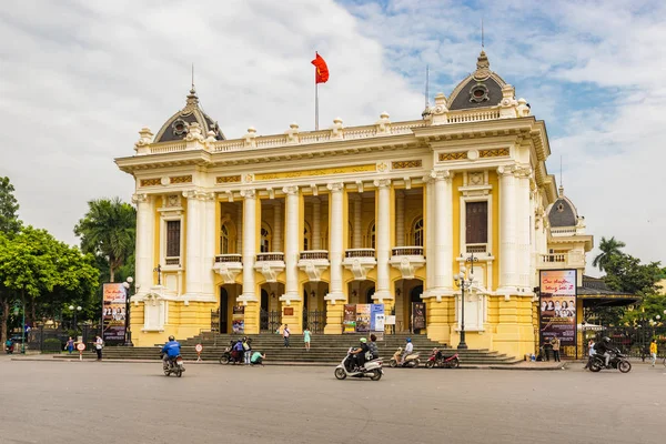 Hanoi, Vietnam - 23 Ekim 2017: İnsanlar sokakta Hanoi Opera Binası önünde motosiklet sürme. Hanoi Opera binası merkez Hanoi, Vietnam uzaklıktadır. 1901 ve 1911 arasında Fransız sömürge yönetimi tarafından dikildi.