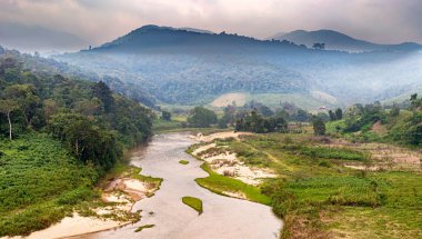 Laos yatay görünümünde Nam Phao, Vietnam ile sınırı yakınlarında. 