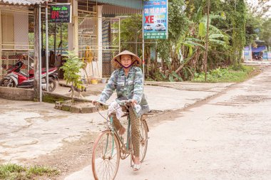 Xuan Minh, Vietnam - 29 Ekim 2017: Kadın binicilik bisiklet içinde küçük köy, Xuan Minh Vietnam.