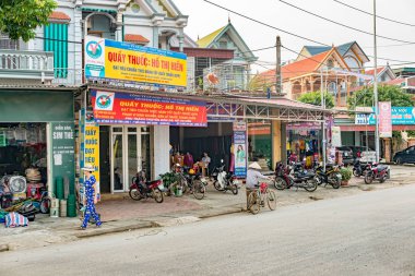 Ben Sung, Vietnam - 29 Ekim 2017: Ana cadde, küçük kasaba Ben Sung, Vietnam mağazalarında.