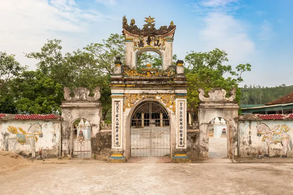 ベトナム 2017 Vinh ベトナムのグエン 寺院への入り口です 1467 年でキングルタントンによって建てられました 600 年間のお寺がその芸術的かつ文化的価値を保持して — ストック写真