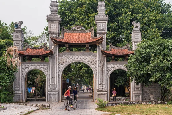 Hoa Vietnã Outubro 2017 Homem Bicicleta Entrando Antiga Capital Vietnã — Fotografia de Stock