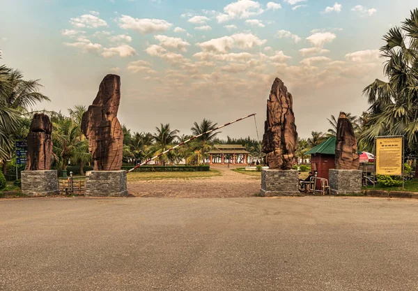 Vinh city, Vietnam - 30 Ekim 2017: Bai Lu resort Vinh City, Vietnam için giriş. Güney Çin Denizi resort koyunda. 