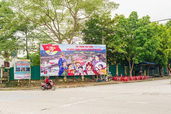 Tay Son Vietnam November 2017 Perempuan Mengendarai Sepeda Motor Penampang — Stok Foto