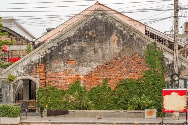 Eski Fransız sömürge bina solma boya ve Savennakhet Laos Yontma Beton ile.
