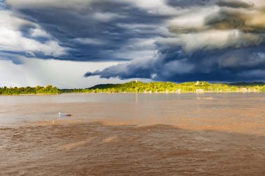Muang Khong Laos Mekong Nehri üzerinde bulutlu gökyüzü.