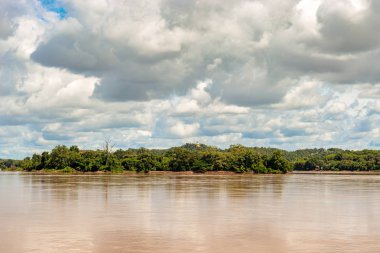 Mekong Nehri kıyısında Muang Khong görüldüğü gibi bakan büyük Buda heykeli. 