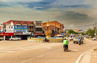 Thakhek, Laos - 4 Kasım 2017: Thakhek, Laos, ana kavşakları birinde motosiklet sürme insanlar.