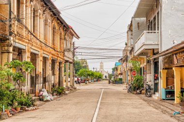 Savannakhet, Laos - 5 Kasım 2017: Savannakhet trhe küçük kasabada Aziz Teresa Katolik Kilisesi için Laos Mekong Nehri kıyısında önde gelen sokak.