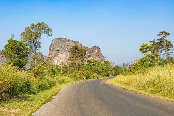 Hin Laos Nov 2018 Homem Andando Moto Estrada Pela Floresta — Fotografia de Stock