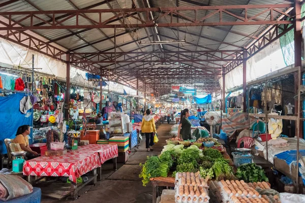 Thakhek Laos Listopada 2017 Ludzie Idą Zakupy Lokalnym Targu Mieście — Zdjęcie stockowe