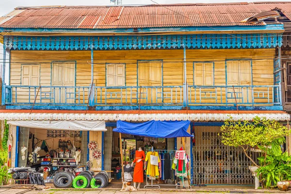 Savannakhet Laos November 2017 Geschäfte Alten Französischen Kolonialgebäude Mit Verblassender — Stockfoto