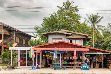 Savannakhet, Laos - 6 Kasım 2017: Önünde yerel kırsal Savannakhet Laos için Road.