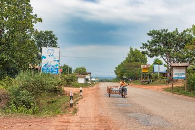 Yasak Xenouan, Laos - 6 Kasım 2017: Adam binicilik bisiklet ana yol boyunca küçük köy Ban Xenouan Laos.