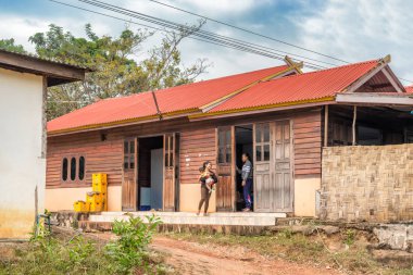 Yasak Xenouan, Laos - 6 Kasım 2017: Aile içinde küçük köy Ban Xenouan Laos mağaza önünde.