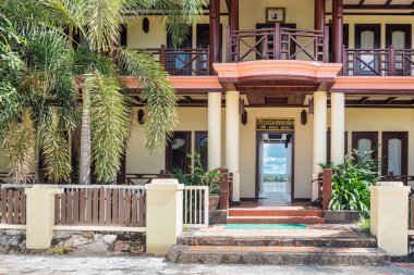 Muang Khong, Laos - 9 Kasım 2017: Geniş arka planda Muang Khong, Laos, Mekong Nehri ile Pon Arena Hotel'e giriş kapıları açık.