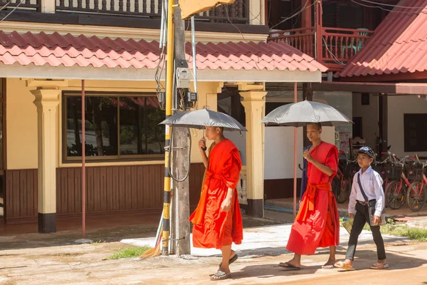 Muang Khong Laos November 2017 Two Monks Walking Street Muang — Stock Photo, Image