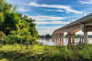 Donekong Köprüsü'nde görüntüleyin. Mekong Nehri yakınında Muang Khong, Laos köprü bitti.