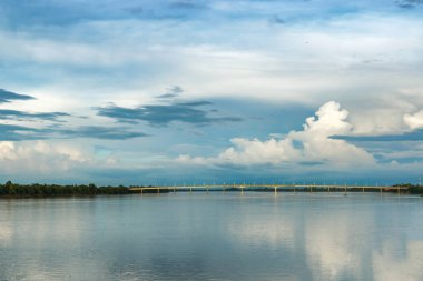 Köprüde Mekong Nehri Stung Treng, Kamboçya'da göster.
